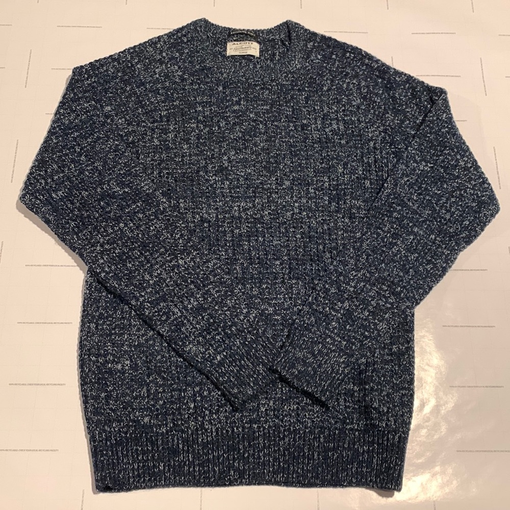 Italian Knit Alcott Sweater. Italian sizing. It’s a XL but fits more like a L.